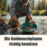 Ein Goldsucher findet Gold mit einer Goldwaschpfanne